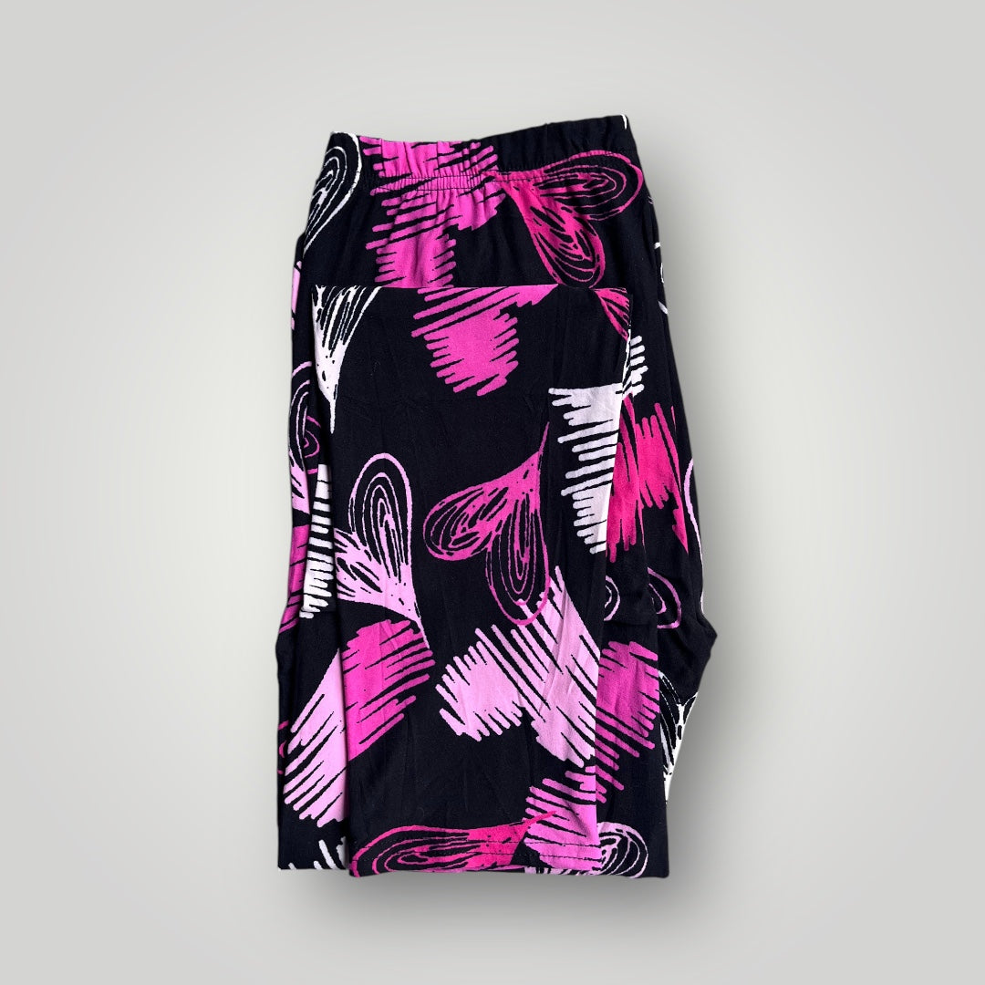 Pamut leggings nagyobb méretekhez 1639, fekete rózsaszín szívekkel